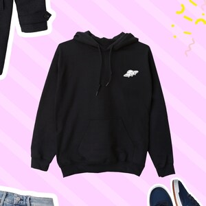 K&ouml;nnte beinhalten: Schwarzer Kapuzenpullover mit einem wei&szlig;en UFO-Motiv auf der Vorderseite.