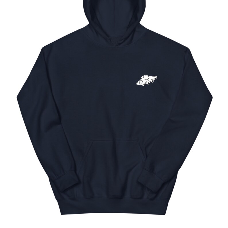 K&ouml;nnte beinhalten: Ein marineblauer Hoodie mit einem wei&szlig;en UFO-Motiv auf der Vorderseite.