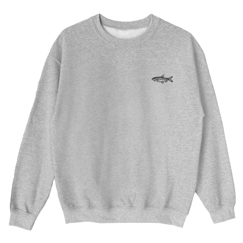 K&ouml;nnte beinhalten: Ein graues Sweatshirt mit einem kleinen gestickten Fischdesign auf der linken Brust.