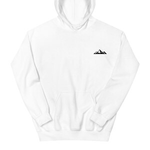Op de afbeelding: Witte hoodie met een capuchon met trekkoord en een kangoeroezak. De voorkant van de hoodie heeft een kleine zwarte bergketen. De hoodie is gemaakt van een zacht materiaal.