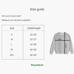 Puede incluir: Tabla de tallas para una sudadera con medidas en pulgadas para el pecho y la longitud. La tabla muestra las tallas S, M, L, XL y 2XL con las medidas de pecho y longitud correspondientes. La tabla est&aacute; etiquetada como "Gu&iacute;a de tallas" y "Planet4Life".