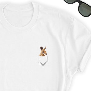 Känguru Shirt / Süßes Känguru Taschen Shirt / Süßes Känguru Shirt / Känguru Top / Känguru Shirt / Känguru Shirt - Kurzärmeliges Unisex