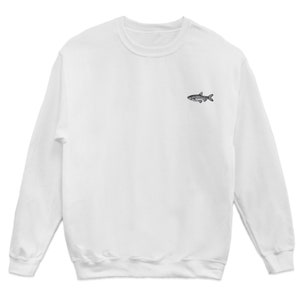 K&ouml;nnte beinhalten: Wei&szlig;er Langarm-Sweatshirt mit einem kleinen gestickten Fischdesign auf der linken Brust.