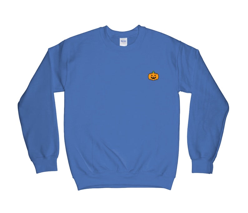 Puede incluir: Una sudadera azul real con una peque&ntilde;a calabaza naranja bordada en el pecho izquierdo.