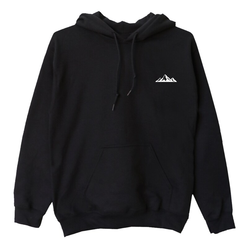 Op de afbeelding: Zwarte hoodie met een witte bergafbeelding op de linkerborst. De sweatshirt heeft een voorzak en een capuchon met trekkoord. De stof lijkt zacht en comfortabel.