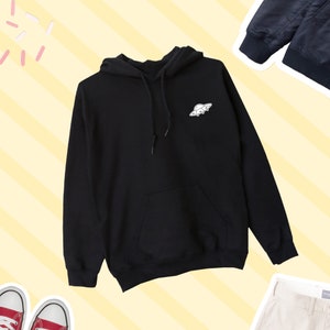 K&ouml;nnte beinhalten: Schwarzer Kapuzenpullover mit einem wei&szlig;en UFO-Motiv auf der Vorderseite.