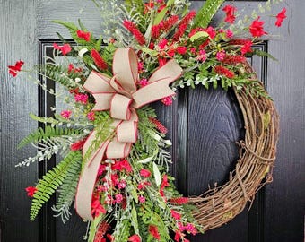 Couronne pour porte d'entrée : verdure de ferme rustique, fleurs rouges