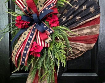 Couronne patriotique, décoration rouge, blanc et bleu, décorations des fêtes de l'indépendance