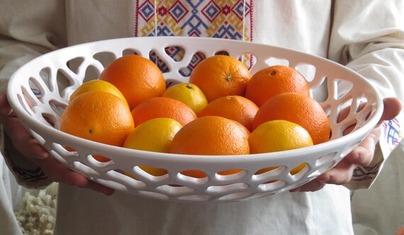 Obstschale Durchbrochene weiße Keramikschale mit Löchern Rustikale weiße Schale Obst Süßigkeiten Vase Handgemachte Keramik-Töpferei Steinzeug-Schüssel