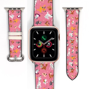 Può includere: Un cinturino rosa per Apple Watch con un motivo di cani dalmata. Il cinturino è in pelle e ha una fibbia bianca.