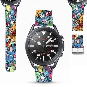 Könnte beinhalten: Ein farbenfrohes Armband mit einem Cartoon-Design mit Winnie Puuh und seinen Freunden. Das Armband ist aus Silikon und hat eine schwarze Schnalle. Das Zifferblatt der Uhr ist schwarz mit weißen Zahlen und einem roten Sekundenzeiger.