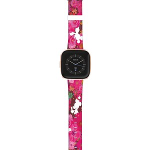 K&ouml;nnte beinhalten: Ein pinkfarbenes und wei&szlig;es Armband mit floralem Muster und einer wei&szlig;en Silhouette von Mickey Mouse und Minnie Mouse. Das Armband ist kompatibel mit einer Fitbit Versa Smartwatch.