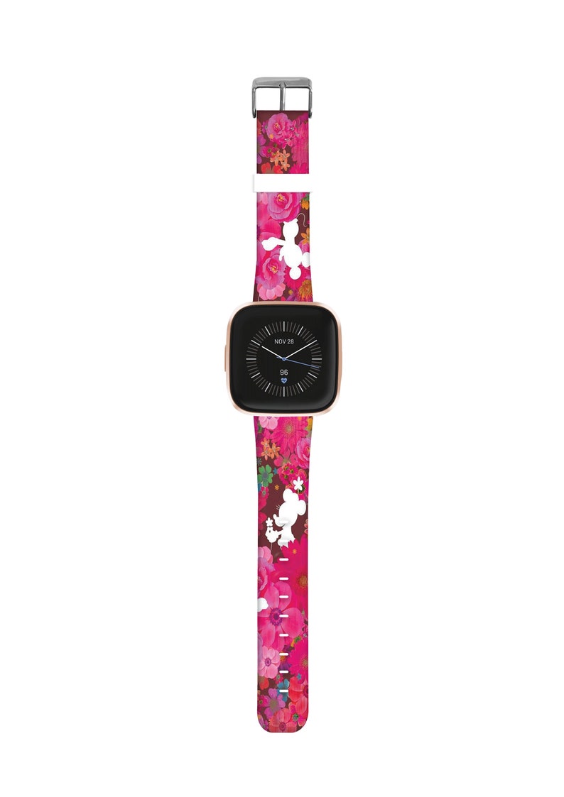 K&ouml;nnte beinhalten: Ein pinkfarbenes und wei&szlig;es Armband mit floralem Muster und einer wei&szlig;en Silhouette von Mickey Mouse und Minnie Mouse. Das Armband ist kompatibel mit einer Fitbit Versa Smartwatch.