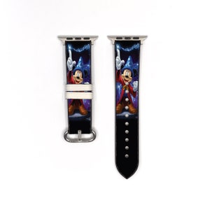 Op de afbeelding: Een zwart leren Apple Watch-bandje met een kleurrijk beeld van Mickey Mouse als tovenaar. Het bandje heeft een zilveren gesp en een zilveren connector.