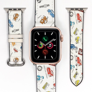 以下が含まれることがあります： カラフルな漫画の車の模様が施された白いApple Watchバンド。バンドには、赤いレーシングカー、青い車、黄色い車など、さまざまな車があります。バンドは革製で、白い背景に黒いステッチが施されています。