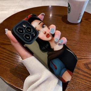 Puede incluir: Una funda de teléfono negra con un protector de lente de cámara elevado. La funda presenta una ilustración colorida de Blancanieves de la película de Disney.