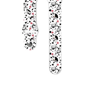 Puede incluir: Banda de reloj Apple de silicona blanca con un estampado de perro dálmata blanco y negro y huellas rojas.