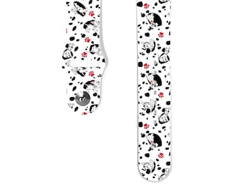 Peut inclure: Bracelet de montre Apple en silicone blanc avec un imprimé de chien dalmatien noir et blanc et des empreintes de pattes rouges.