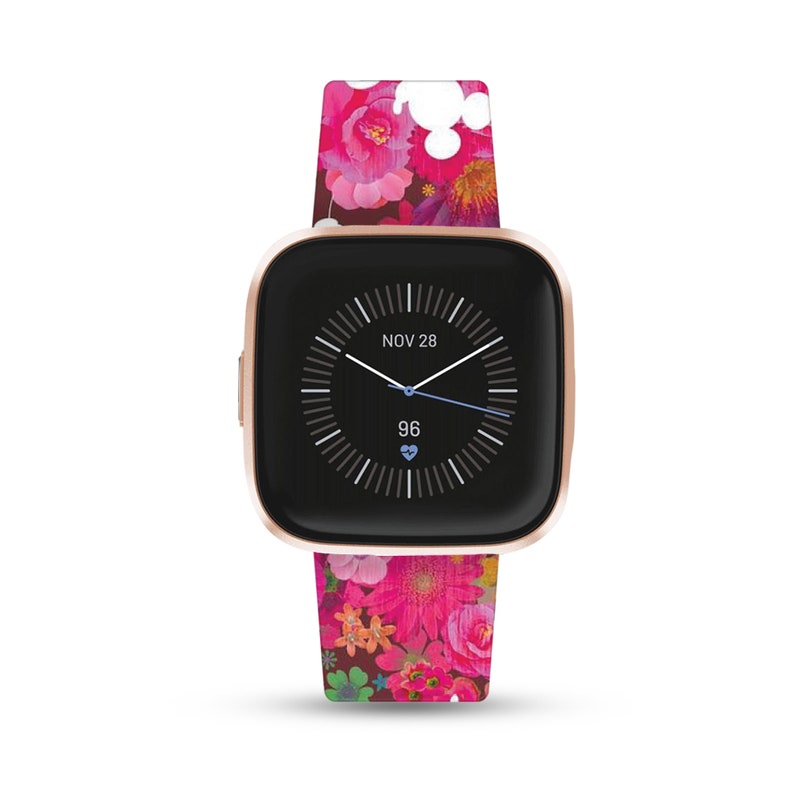 K&ouml;nnte beinhalten: Eine ros&eacute;goldene Smartwatch mit schwarzem Zifferblatt und einem pinkfarbenen Armband mit floralem Muster. Das Zifferblatt zeigt das Datum "NOV 28" und die Uhrzeit an. Die Herzfrequenz wird als "96" angezeigt.