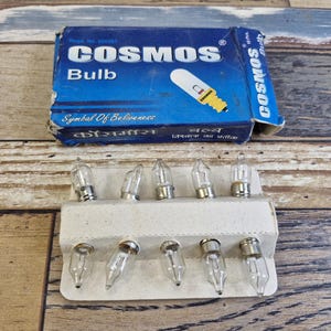 Könnte beinhalten: Eine blaue Cosmos Bulb-Box mit dem Text "COSMOS Bulb" und einer Glühbirnen-Illustration. Darunter befinden sich zehn kleine, klare Glühbirnen in einem Kartonhalter.