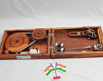 Libro de madera Charkha: Rueda giratoria hecha a mano con husillos - Auténtica artesanía hecha en la India, Gandhi Charkha