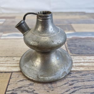 Puede incluir: Un juego de tres tazas de cerámica con un acabado moteado y mate. Las tazas son en tonos crema, gris claro y gris oscuro. Cada taza tiene un diseño simple y minimalista, ideal para café o té.