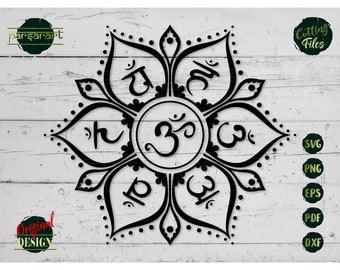 Op de afbeelding: Zwart-wit mandala-ontwerp met het Om-symbool in het midden en zes bloemblaadjes met Sanskriet-tekens eromheen.
