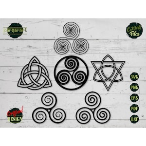 Può includere: Un set di sei disegni di nodi celtici in bianco e nero, tra cui un triskelion, un triquetra e un nodo in un triangolo. I disegni sono su uno sfondo di legno bianco.