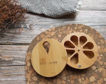 Pastillero de bambú, organizador de pastillas ecológico, 11 x 11 x 3 cm, pastillero para 7 días, contenedor para pastillas, producto ecológico, tapa magnética giratoria, pastillero para 7 días