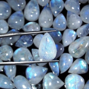 AAA +++ Arcobaleno Moonstone Lotto Forma di pera Blu appariscente Misura calibrata Tutte le dimensioni disponibili Si prega di scegliere dalla variazione Progettato professionalmente.