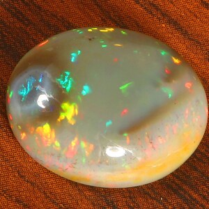 Feu naturel éthiopien Opal Cabochon, 9,25 carats. Pierre précieuse lâche 18x14x6 mm.  Welo Fire Opal Forme ovale pierre précieuse Opale feu Fabrication de bijoux.