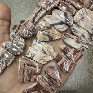 Par de cabochões de jaspe zebra Par de pedras preciosas de jaspe zebra cabochões Lote de atacado com diferentes formatos e tamanhos usados para fabricação de joias.