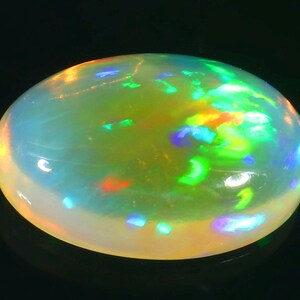 Cabochon opale di fuoco, 8.40 Crt. Pietra preziosa sciolta Forma ovale multi verde trasparente, 17x12x6 MM.