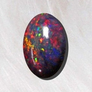AAA +++ Ethiopische zwarte opaal edelsteen, 4.90 Crt. Cabochon elektrische brand Multi Red Flashy Fire Loose Gemstone, Sieraden Ring Opaal. 14x11x6 MM.