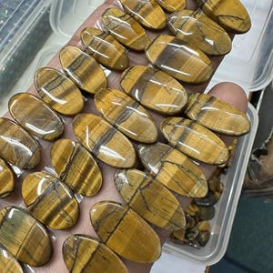Natuurlijk tijgeroog bijpassend paar cabochon-edelsteenpaar groothandelpartij met verschillende vormen en maten gebruikt voor het maken van sieraden.