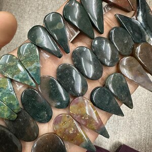 Par de pedras preciosas naturais combinando com cabochão, lote de atacado com diferentes formatos e tamanhos usados para fazer joias.