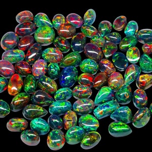 Cabochon d'opale de feu noire de qualité supérieure, 4-10 mm. Cabochon d'opale de feu multi-usages AAA avec pierres précieuses de taille opale noire pour la fabrication de bijoux.