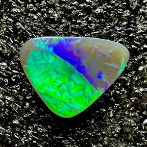 Naturale Bellissimo opale di fuoco australiano, 4,45 Crt. 15x12x3 MM. Pietra preziosa sciolta multi fuoco verde fuoco Gemma sciolta opale di fuoco australiano.