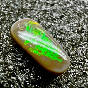 Gemma sciolta con opale australiano Green Fire, 15x7x4 MM. 3,40 carati Gemma sciolta di opale di fuoco australiano naturale.