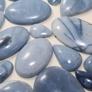 Lote de quilo grama Melhor preço 60% OFF Lote polido de cabochão de opala azul para fazer joias Lote de preço baixo Preço de atacado Pêra oval e formato extravagante.