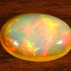 Pietra portafortuna di ottobre cabochon di fuoco Opal Rainbow, 13x9x4 mm. 2,90 Crt. Multi fuoco Forma ovale Pietra preziosa sciolta per gioielli che rendono le dimensioni dell'anello Opale.