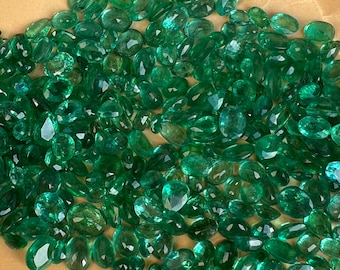 Pietra preziosa naturale con taglio ovale smeraldo Pietra preziosa con taglio smeraldo verde sfaccettato Forme ovali di tutte le dimensioni per realizzare anelli e gioielli.