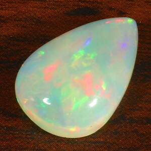 Pietra portafortuna di ottobre del fuoco dell'opale etiope, 18x12x6 mm. 6,95 Crt. Forma di pera multi fuoco Pietra preziosa sciolta per gioielli che rendono le dimensioni dell'anello di opale.