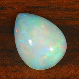 Ethiopian Multi fire Opal Flashy Opal Cabochon, 7.60 Crt. Pietra preziosa sciolta, 19x14x7 mm.