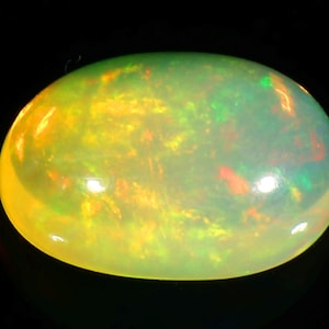 Multi Yellow fire Opal Ethiopian Cabochon, 5.75 Crt. Pietra preziosa sciolta per la realizzazione di gioielli e anelli. 14x10x7 MM.
