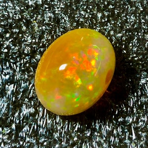 Opale di fuoco 17X13X9MM. Gemma cabochon naturale di opale etiope, 12.10 carati, gemma opalica etiope di forma ovale, gemma autentica al 100%.