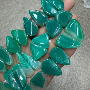 Par de cabochões de ágata verde listrada, par de pedras preciosas de ágata listrada, lote de atacado com diferentes formatos e tamanhos usados para fabricação de joias.