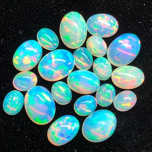 Opale etiope di alta qualità Fuoco appariscente Cabochon Di forma ovale Lotto Rara Gemma di fuoco di qualità fotografica Tutte le grandi dimensioni da 8x10 a 12x16 MM.