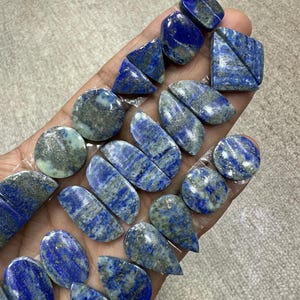 Paire de lapis-lazuli Paire assortie de cabochons de pierres précieuses, lot de différentes formes et tailles utilisées pour la fabrication de bijoux.