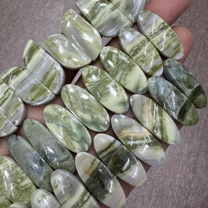 Grüne Spitze Achat Cabochon Grüne Spitze Cabochon Edelstein Paar Großhandelslos mit verschiedenen Formen und Größen für die Schmuckherstellung verwendet.